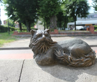 Cat statue at Ploshchad' Chernyakhovskogo