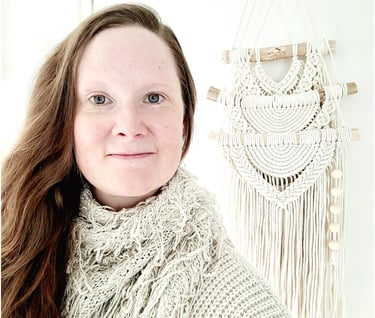 Valmentaja Halla Juth hymyilee kameralle, symboloiden läsnäolevaa ja lempeää ohjausta