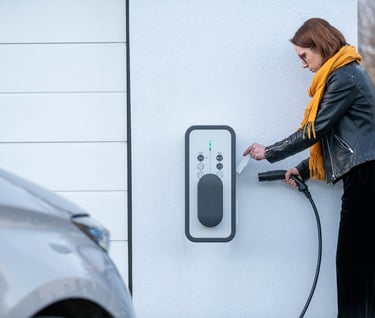 Madame recharge son véhicule électrique avec une borne Witty de Hager