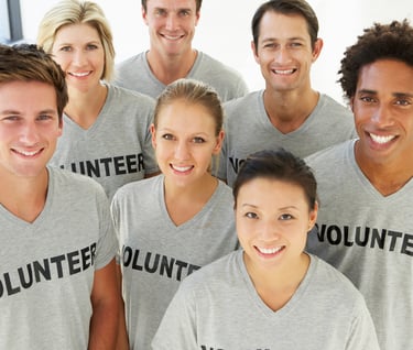 7 volunteers smiling for a picture