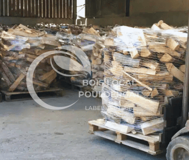 des palettes avec des stères