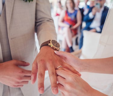 Echange des alliances lors d'une cérémonie laique de mariage