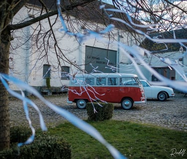 Van VW rouge et blanc dans la cour de la ferme Bertinchamps d'Ophain