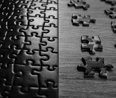 Ineinandergreifende Puzzleteile verdeutlichen IT-Infrastruktur und System-Integration.