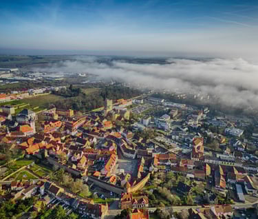 Luftbild der kleinen Residenz Kirchheimbolanden mit der Altstadt im Fokus und Teile im Nebel
