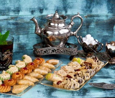 Service à thé en argent pour offrir un thé à la menthe et des patisseries traditionnelles  