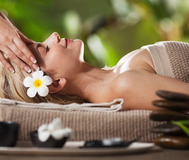 Femme détendue les yeux fermés profitant d'un massage du crâne