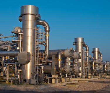 a large group of pipes and pipes in a large industrial steel pipework