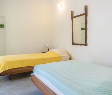 Cuarto sencillo doble en Casa Bela Honda Tolima con dos camas individuales.