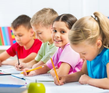 Niños estudiando