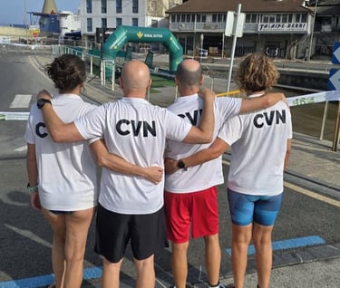 Equipo master de triatlón posando para una foto con el polo del club