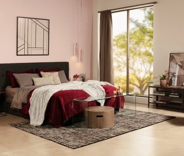 um quarto com uma cama e uma cadeira