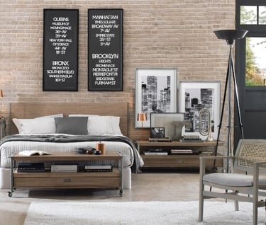um quarto com uma cama e uma cadeira