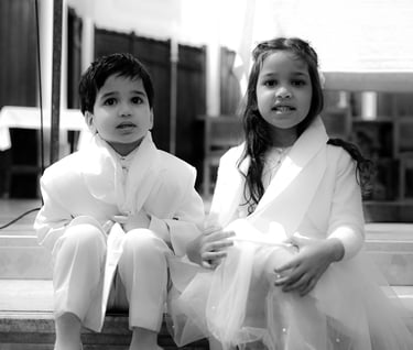 Photographe baptême Val-de-Marne – portrait enfant en robe de cérémonie