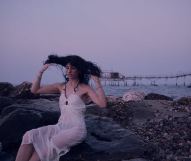 foto ad alessia con trabocco sullo sfondo