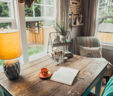 pièce de maison chaleureuse enlevée de toutes énergies négatives 