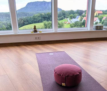 yoga aussicht elbsandsteingebirge meditation pranayama retreat sächsische schweiz wanderung sauna