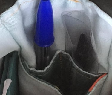 vue des deux poches stylos de l'organiseur de sac artisanal