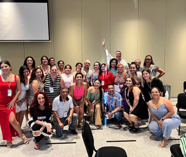 un grupo de profesionistas en un congreso