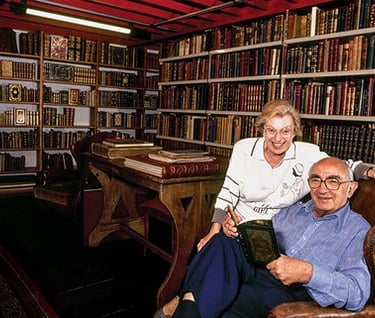 José Mindlin e Guita Mindlin em sua biblioteca