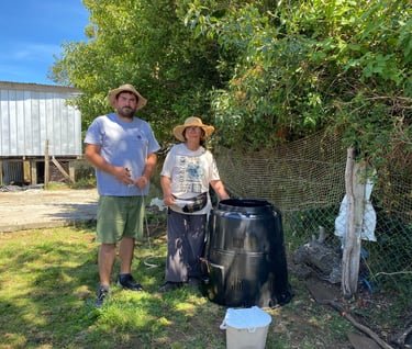 EcoRumbo junto a beneficiaria mostrando compostera entregada en proyecto comunitario sustentable