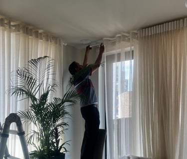 main installing a curtain