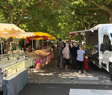 Marché du samedi à Quillan avec produits locaux et étals dans la vallée de l’Aude