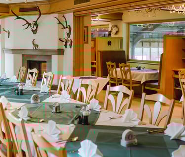 Große Tafel mit Kamin