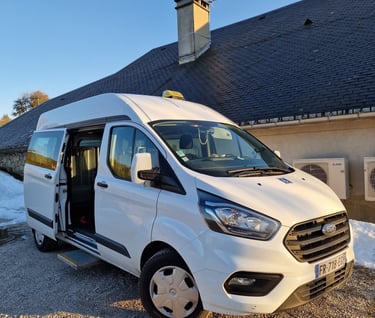 Minibus 8 passagers, accès latéral avec marche-pieds