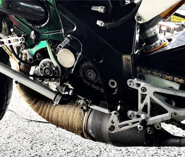Yamaha TZ250 5KE engine and foot rests