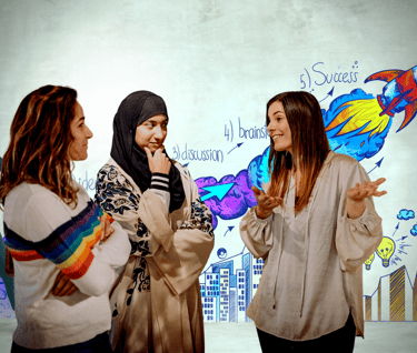 mulheres conversam sobre empreendedorismo feminino e ao fundo as etapas para o sucesso