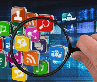 Mão segura lente de aumento e numa representação do mercado digital procura habilidosos