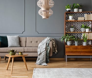 canapé avec mur gris et bibliothèque