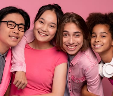 Jovens abraçados simbolizando uma boa amizade sobre eles.