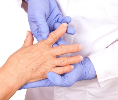 terapeuta valorando paciente con artritis en novocen