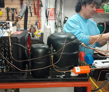 man and woman in a workshop with a lot of tools las mejores herramientas y cursos con salida laboral