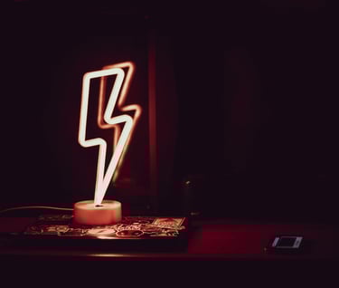 un néon en forme de flash sur un bureau