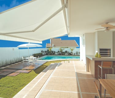 um toldo articulado em uma área gourmet em Birigui