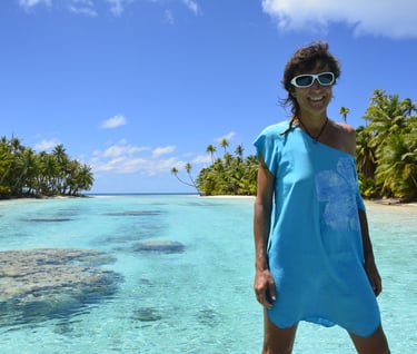 emmanuelle en voyage devant un lagon polynésien