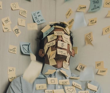 Jede Menge Post-It-Notizen repräsentieren Stress und eine hohe Arbeitslast. Hypnose kann hier helfen