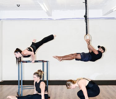 vier mensen doen verschillende acrobatische poses, kracht training, handstand, calisthenics in Gent