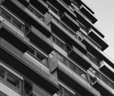 Modern apartman binası, simetrik balkon dizilimiyle siyah-beyaz çekim