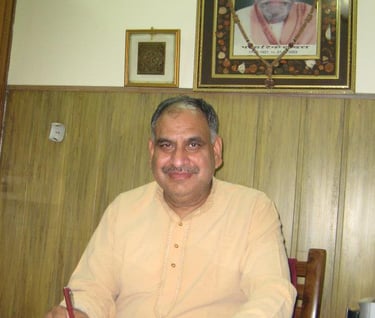 Dr Atray Suresh, teacher, mokytojas