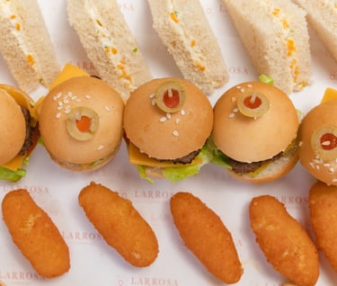 mini hamburguesas, mini sandwichitos, mini hot dogs