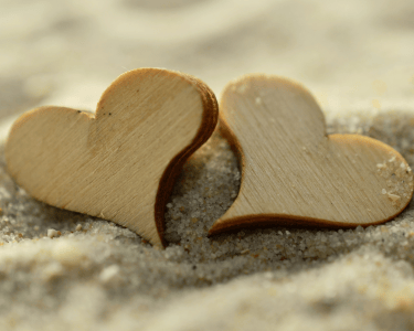 Pareja intercambiando promesas, simbolizando compromiso y amor eterno