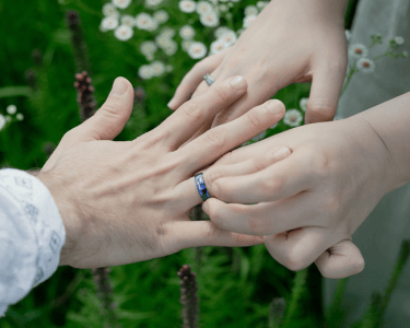 Pareja intercambiando promesas, simbolizando compromiso y amor eterno