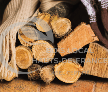 une pile de bûches avec des gants et des gants