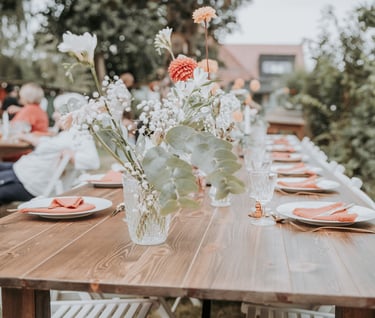 Une table avec des assiettes et des fleurs