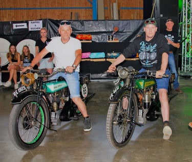 Bild Team mit Royal Enfield 1925 enfieldmotorrad.de
