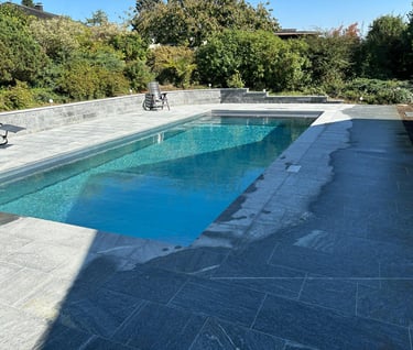 Aussenpool_Natursteinboden_gartenpflege